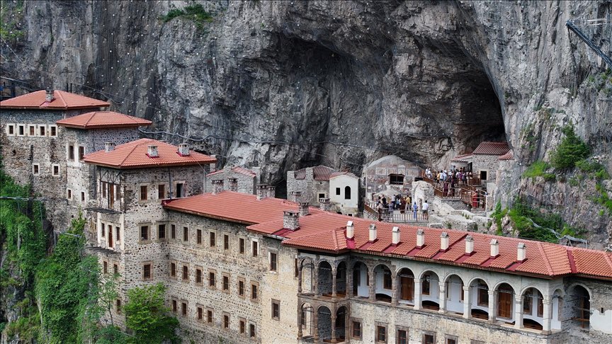 Das Sumela-Kloster im Trabzoner Stadtteil Maçka, das auf der Vorschlagsliste des UNESCO-Welterbes steht, wurde in der ersten Jahreshälfte 2025 von 151.315 Menschen besucht. Das Kloster, das in die steilen Felsen von Karadağ im Altındere-Tal gemeißelt wurde, ist weiterhin die