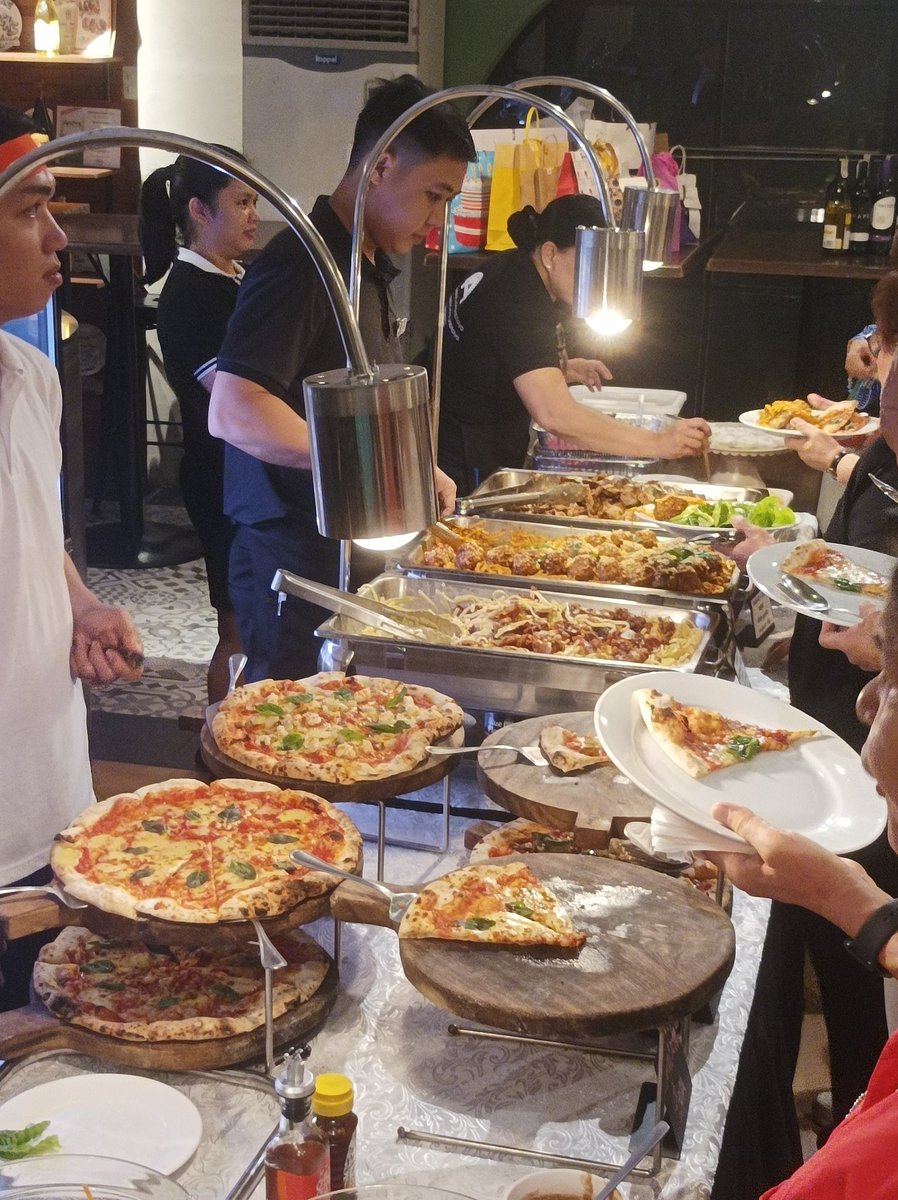 phrontomiqo's tweet image. At a buffet party with pizza!