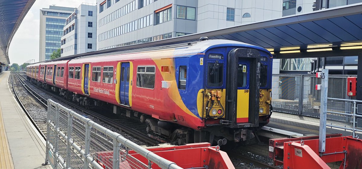 Harrod15S's tweet image. My 1st ever class 455 in the form of 455733 seen here this morning at Reading 
#class455 #trains #Reading