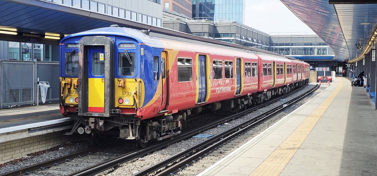 Harrod15S's tweet image. My 1st ever class 455 in the form of 455733 seen here this morning at Reading 
#class455 #trains #Reading