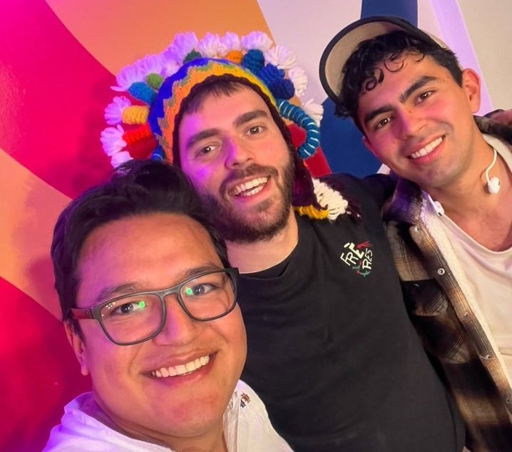 El Ecuatoriano que estuvo llorando racismo en TN disfrazado de payaso no es médico, es un zurdo que trabaja para una organización que se encarga de facilitar y truchar papeles para que otros Ecuatorianos vengan a parasitarnos. Abz!