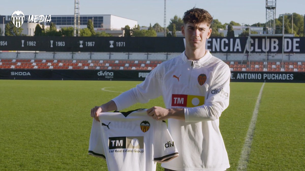 Carlos Ganga Galiana (@carlosgangag) on Twitter photo 🔵🔴 Álex Serradell es otro futbolista que está muy cerca del <a href="/CD_Eldense/">CD Eldense SAD</a>
🧐 Central del filial del Valencia, 22 años, mide 1.89cm. Titular en el Mestalla
✅ Completaría el eje de la zaga con Dumic, Floris y Arnau 🔵🔴 Álex Serradell es otro futbolista que está muy cerca del <a href="/CD_Eldense/">CD Eldense SAD</a>
🧐 Central del filial del Valencia, 22 años, mide 1.89cm. Titular en el Mestalla
✅ Completaría el eje de la zaga con Dumic, Floris y Arnau