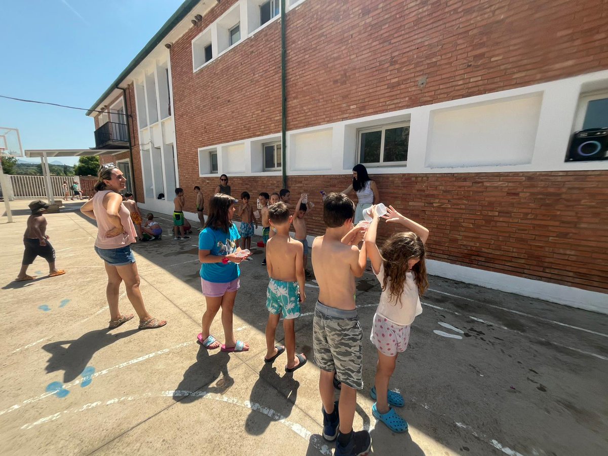 Durante los últimos días de clase el profesorado de infantil y primaria prepararon fiestas acuáticas con actividades de agua en el recreo.
Y el alumnado pudo refrescarse esos días de calor.
Diversión, juegos y agua 🔫 💧 

Gran trabajo equipo

<a href="/p_cajal/">C.P.I Ramón y Cajal</a>