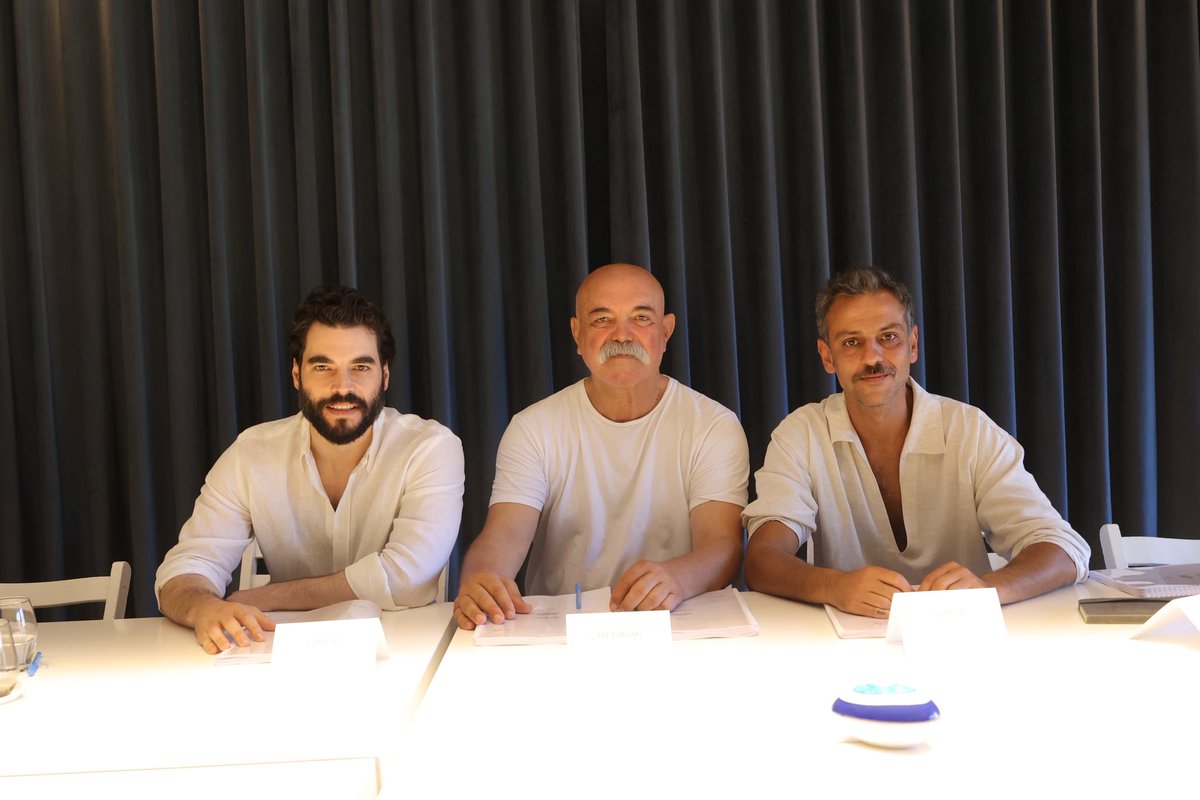 #Veliaht Dizisinin Genel Konusu:

Zülfikar Karslı, yaşadığı sağlık sorunları nedeniyle otogardaki eski gücünü yitirirken, herkes gözünü yurt dışından döneceği söylenen oğlu Zafer’e dikmiştir. 

Babasından kalan borçlarla boğuşan seyyar tamirci Timur’un yolu bu sırlarla dolu