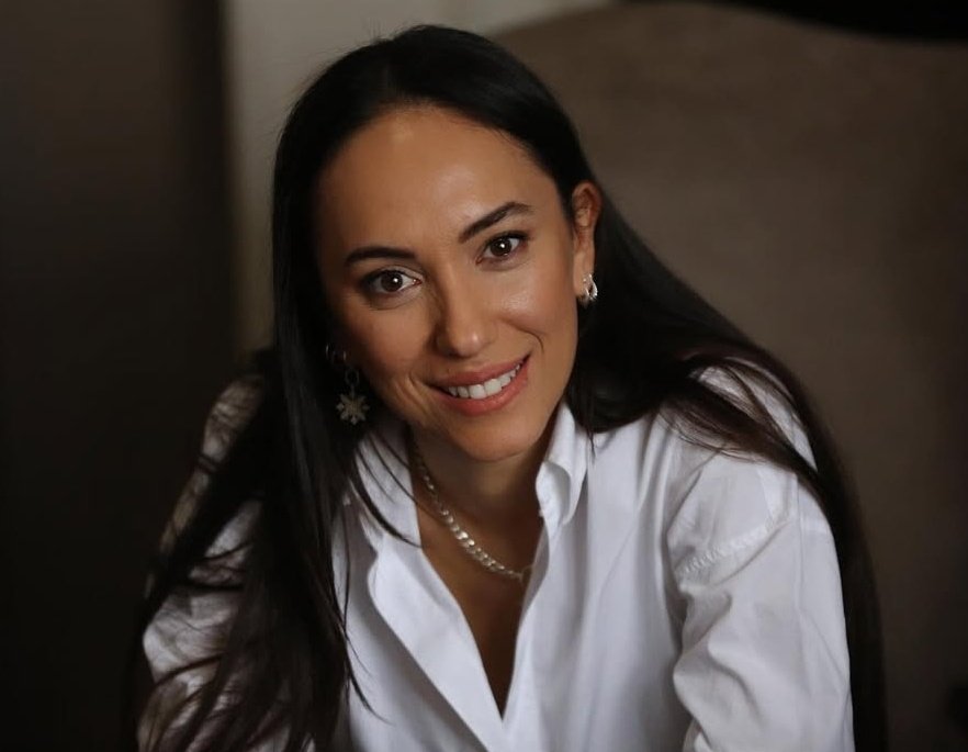 dizide karakterlerin isimleri karakter özellikleri ile uyumlu gibi geldi bana.
şahika; doruk demek. kendisi belediye başkanı ve zengin bir ailenin kızı... bu açıdan diğer üç kadın hakkında yorum yaparsak;