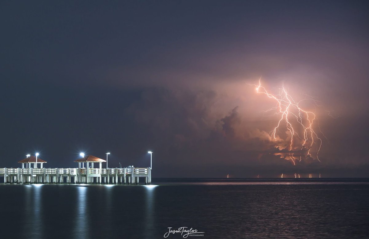 Kelly_WPMI's tweet image. #GulfCoast summer nights ⚡️⚡️⚡️what a week it’s been! 📸 Jason Taylor @mynbc15 @ThomasGeboyWX @natwxdesk @NWSMobile @spann