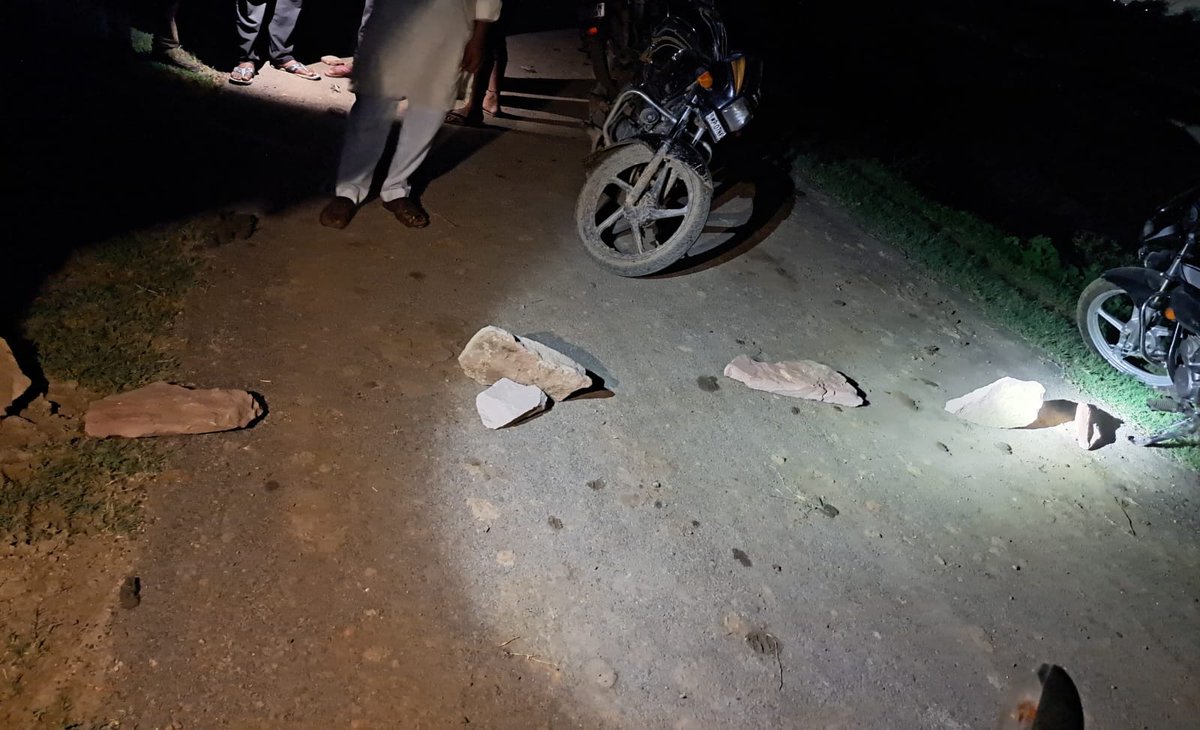 SP_Gwalior (@gwalior_police) on Twitter photo //рдмреЗрд╣рдЯрд╛ рдЪреМрдХреА (рдерд╛рдирд╛ рдорд╣рд╛рд░рд╛рдЬрдкреБрд░рд╛) рдкреБрд▓рд┐рд╕ рдХреА рд╕рддрд░реНрдХрддрд╛ рд╕реЗ рдлрд░реНрдЬреА рд▓реВрдЯ рдХрд╛ рднрдВрдбрд╛рдлреЛрдбрд╝//
рдлрд░рд┐рдпрд╛рджреА рдиреЗ рдЭреВрда рдмреЛрд▓рдХрд░ рдмрдЪрдирд╛ рдЪрд╛рд╣рд╛ рдерд╛ рдХрд░реНрдЬрджрд╛рд░реЛрдВ рд╕реЗ, рдкреБрд▓рд┐рд╕ рдиреЗ 12 рд▓рд╛рдЦ рд░реВрдкрдпреЗ рдХреА рдЭреВрдареА рд▓реВрдЯ рдХреА рдХрд╣рд╛рдиреА рдХрд┐рдпрд╛ рдкрд░реНрджрд╛рдлрд╛рд╢
рдХрд░реНрдЬрджрд╛рд░реЛрдВ рдХреЛ рд▓рдЧрднрдЧ 35 рд▓рд╛рдЦ рд░реВрдкрдпреЗ рдХрд╛ рдХрд░реНрдЬ рди рджреЗрдирд╛ рдкрдбрд╝реЗ рдЗрд╕рд▓рд┐рдП рд░рдЪреА рдЧрдИ рд▓реВрдЯ рдХреА рдЭреВрдареА рдХрд╣рд╛рдиреАред //рдмреЗрд╣рдЯрд╛ рдЪреМрдХреА (рдерд╛рдирд╛ рдорд╣рд╛рд░рд╛рдЬрдкреБрд░рд╛) рдкреБрд▓рд┐рд╕ рдХреА рд╕рддрд░реНрдХрддрд╛ рд╕реЗ рдлрд░реНрдЬреА рд▓реВрдЯ рдХрд╛ рднрдВрдбрд╛рдлреЛрдбрд╝//
рдлрд░рд┐рдпрд╛рджреА рдиреЗ рдЭреВрда рдмреЛрд▓рдХрд░ рдмрдЪрдирд╛ рдЪрд╛рд╣рд╛ рдерд╛ рдХрд░реНрдЬрджрд╛рд░реЛрдВ рд╕реЗ, рдкреБрд▓рд┐рд╕ рдиреЗ 12 рд▓рд╛рдЦ рд░реВрдкрдпреЗ рдХреА рдЭреВрдареА рд▓реВрдЯ рдХреА рдХрд╣рд╛рдиреА рдХрд┐рдпрд╛ рдкрд░реНрджрд╛рдлрд╛рд╢
рдХрд░реНрдЬрджрд╛рд░реЛрдВ рдХреЛ рд▓рдЧрднрдЧ 35 рд▓рд╛рдЦ рд░реВрдкрдпреЗ рдХрд╛ рдХрд░реНрдЬ рди рджреЗрдирд╛ рдкрдбрд╝реЗ рдЗрд╕рд▓рд┐рдП рд░рдЪреА рдЧрдИ рд▓реВрдЯ рдХреА рдЭреВрдареА рдХрд╣рд╛рдиреАред