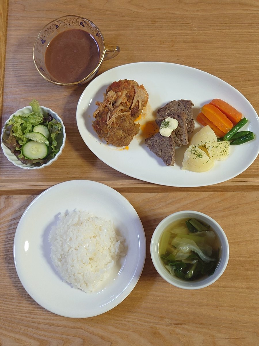 Tomi_01_26's tweet image. おつかれさまです🙇
ステーキ
きのこハンバーグ
にんじんといんげんのグラッセ
粉ふきいも
サラダ
小松菜とキャベツのスープ
チョコプリン
肉が安いスーパーに行ったので、メインが2つです🐮
#おうちごはん