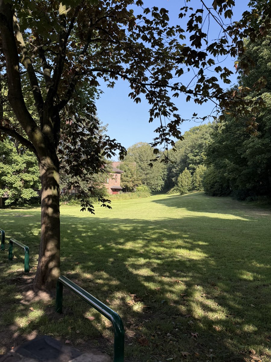 AJogee's tweet image. We had a beautiful morning in Newcastle-under-Lyme.

I snapped this on my walk to my first thing about half 8!