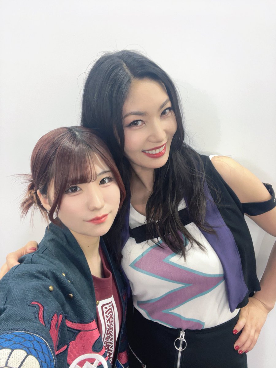 rina_togetoge's tweet image. 遅ればせながら
#RASトゲ対バン調印式 にて
#RAISEASUILEN
Raychellさん・紡木吏佐さんとお写真を撮っていただきました📸
対バン楽しみ🔥
#ガルクラ #バンドリ