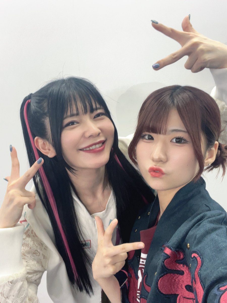 rina_togetoge's tweet image. 遅ればせながら
#RASトゲ対バン調印式 にて
#RAISEASUILEN
Raychellさん・紡木吏佐さんとお写真を撮っていただきました📸
対バン楽しみ🔥
#ガルクラ #バンドリ