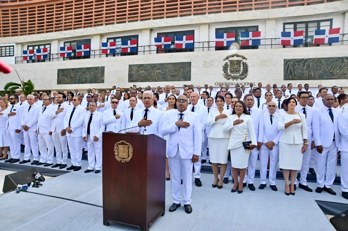 ¡Buenos días! Julio 25
Día Internacional de la Mujer Afrodescendiente

UN CONGRESO DE INÚTILES 

Estoy sorprendido de la agilidad que demuestra ahora al Congreso Nacional, cuando a la hora de cerrar la actual legislatura se dedican a aprobar códigos y leyes sin siquiera leer: lo