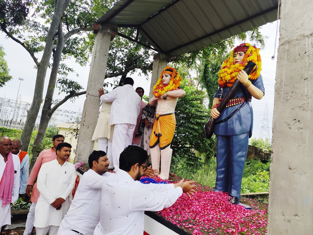 आज वीरता, संघर्ष और आत्मसम्मान की प्रतीक पूर्व सांसद वीरांगना फूलन देवी जी के बलिदान दिवस पर उन्हें भावभीनी श्रद्धांजलि अर्पित की।
उनका जीवन सामाजिक न्याय और हाशिए पर खड़े लोगों की आवाज़ बना, जो हमेशा प्रेरणा देता रहेगा।