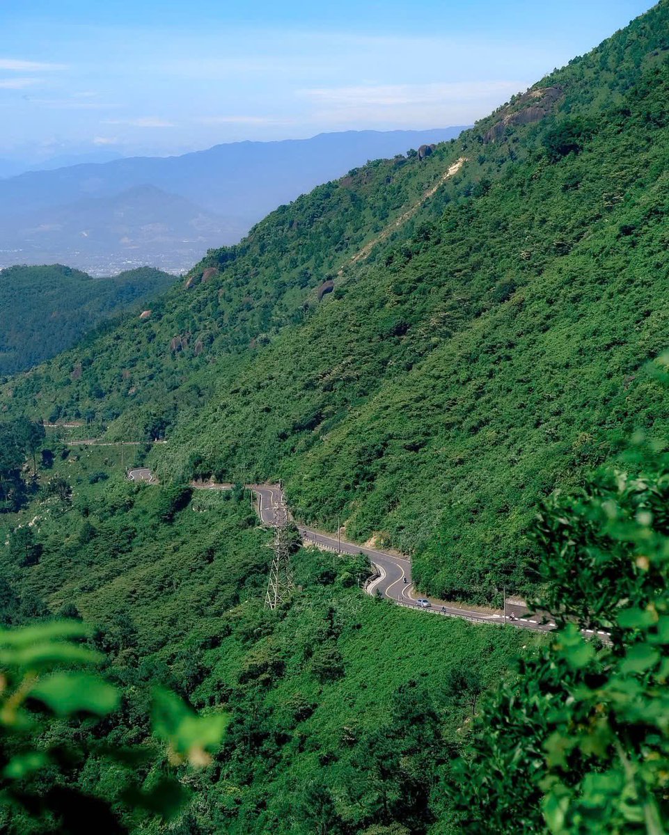 Đèo Hải Vân – "Thiên hạ đệ nhất hùng quan" nối liền Đà Nẵng và Huế, một trong những cung đường ven biển đẹp nhất thế giới!
Từ trên đèo, bạn sẽ được chiêm ngưỡng:
🌆Toàn cảnh thành phố Đà Nẵng lung linh từ trên cao.
🏖️Vịnh Lăng Cô với bãi cát trắng