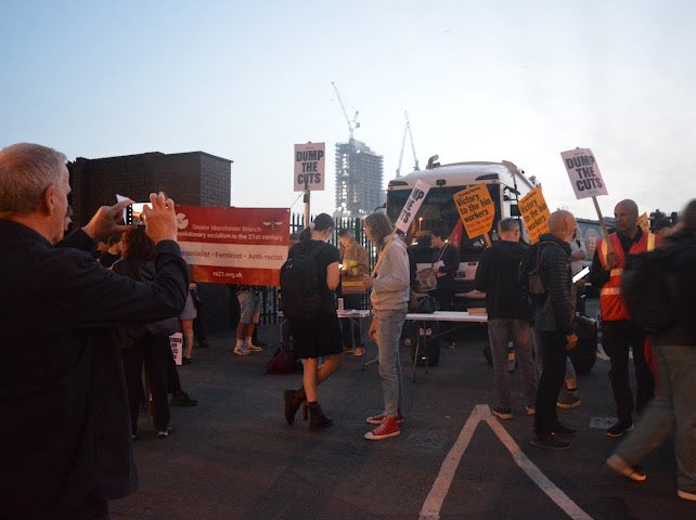 FbuSouthern's tweet image. FBU members from the Region stood in solidarity at the Birmingham bin strikes today, joining EC member Chris Wycherley, HIOW Brigade Sec Jamie Kelly, the FBU General Secretary, President, and members from across the union.
Solidarity with the workers. ✊