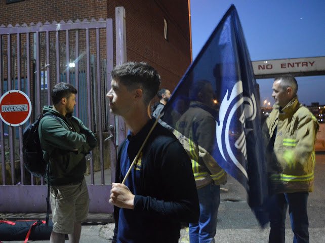 FbuSouthern's tweet image. FBU members from the Region stood in solidarity at the Birmingham bin strikes today, joining EC member Chris Wycherley, HIOW Brigade Sec Jamie Kelly, the FBU General Secretary, President, and members from across the union.
Solidarity with the workers. ✊