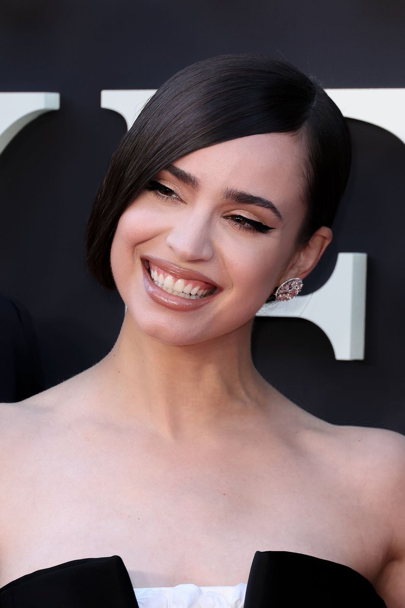 sofiacarsoninfo's tweet image. 📸 PRINCESA! — Sofia Carson durante o tapete vermelho da première de My Oxford Year, ontem (24), em Los Angeles.