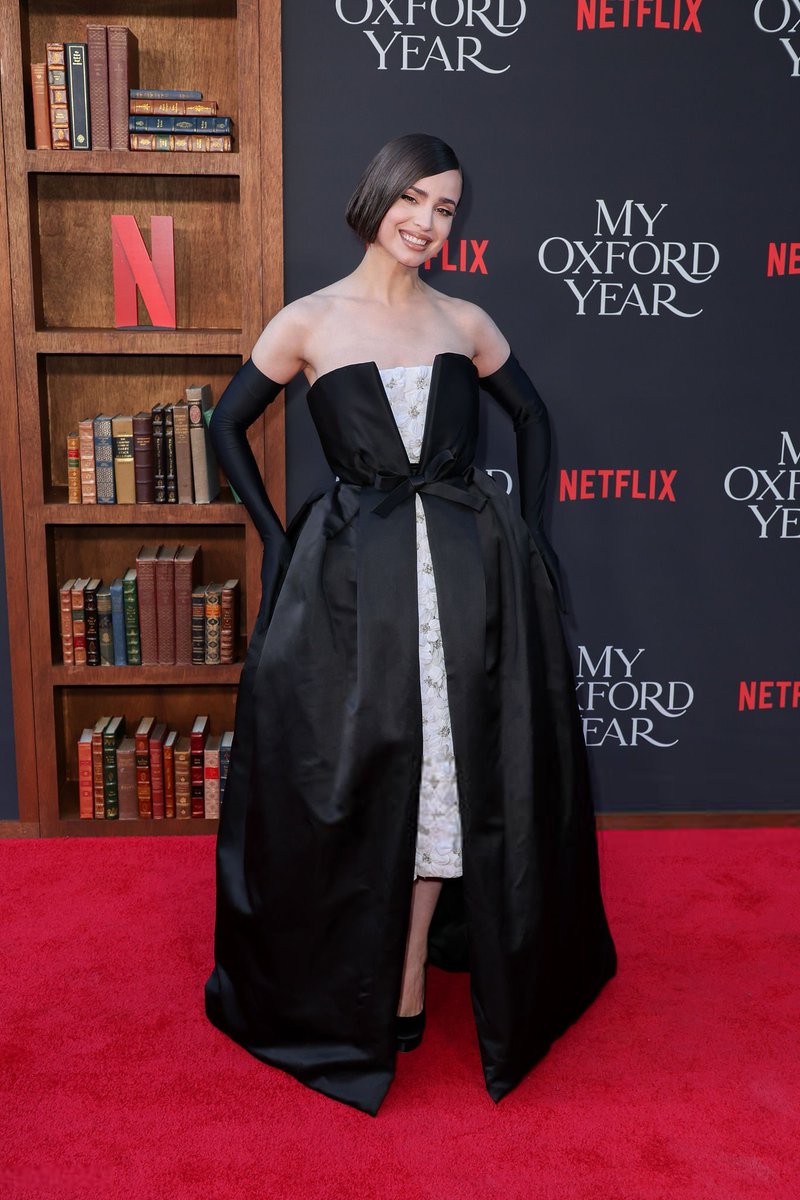 sofiacarsoninfo's tweet image. 📸 PRINCESA! — Sofia Carson durante o tapete vermelho da première de My Oxford Year, ontem (24), em Los Angeles.