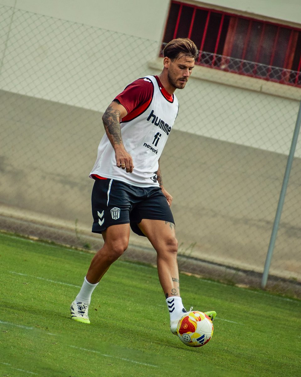 CD_Eldense's tweet image. 💆🏻♂️ Centrados en mejorar cada día 🔜⚽️
#EldaLateEnAzulYGrana #AupaDeportivo