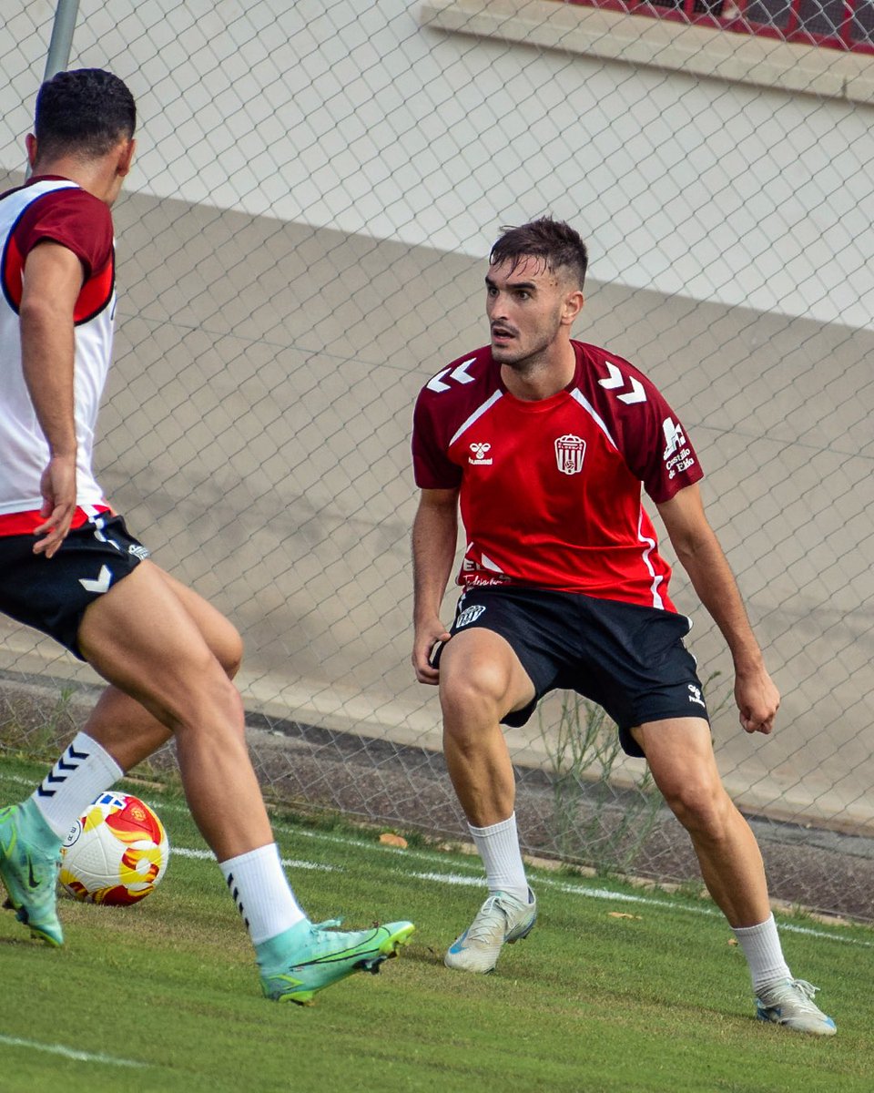 CD_Eldense's tweet image. 💆🏻♂️ Centrados en mejorar cada día 🔜⚽️
#EldaLateEnAzulYGrana #AupaDeportivo