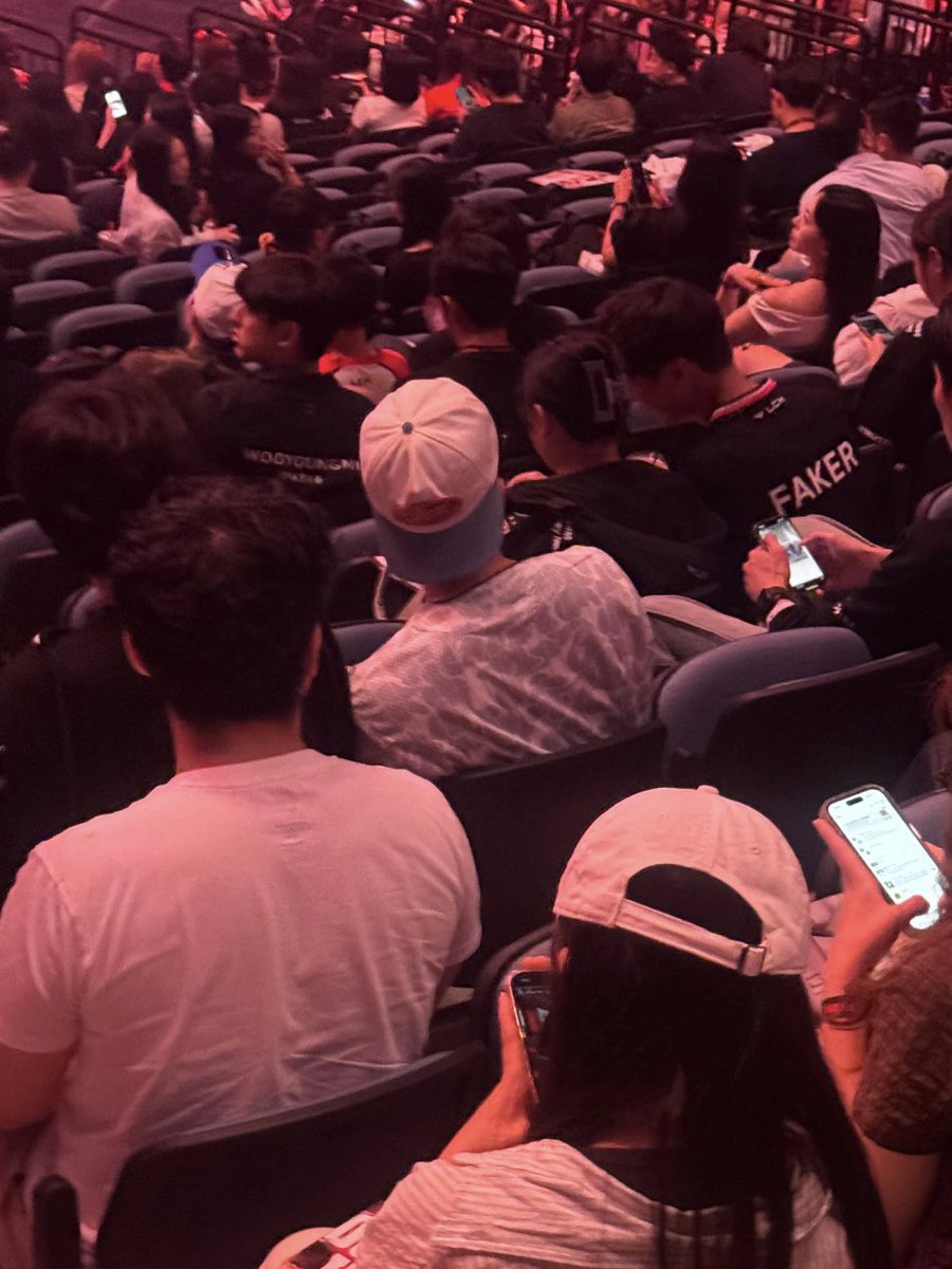 wonwoo is in t1’s homeground event!!!

a happy wonwoo this friday because t1 won ❤️❤️❤️