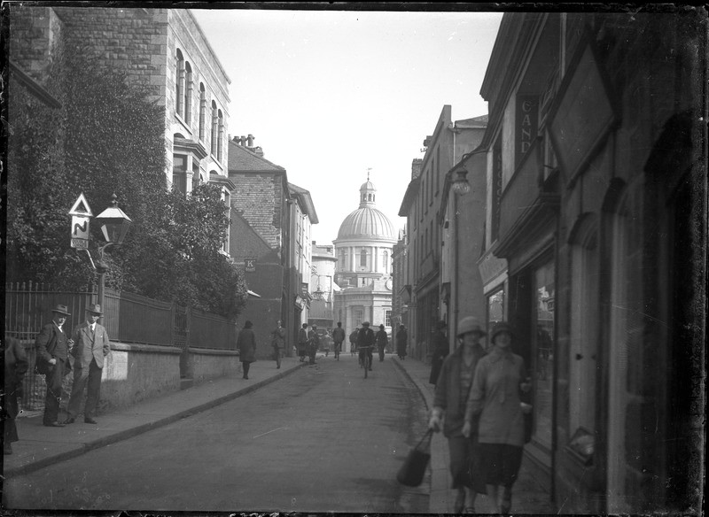 Here’s another photo from our Photo Archive taken in 1925. This one was taken on Alverton Road in Penzance, looking towards Market House, one hundred years ago.

#PhotoFriday #Penzance #OldPhotosOfPenzance #HistoricPhotos #LovePenzance #1925 #ExploreYourArchive #PhotoArchive