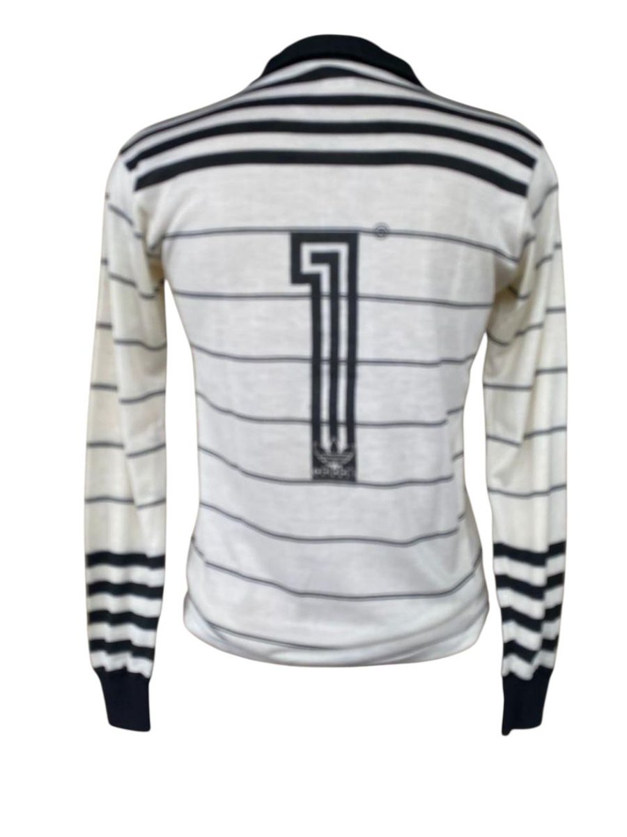 flapravaler's tweet image. Meu amigo Eduardo Saddi está vendendo os Mantos da foto: #5 Doria de 76/77 e #1 Adidas do Fillol. Interessados devem chamar por ele na rede ao lado em @mantos_de_pano