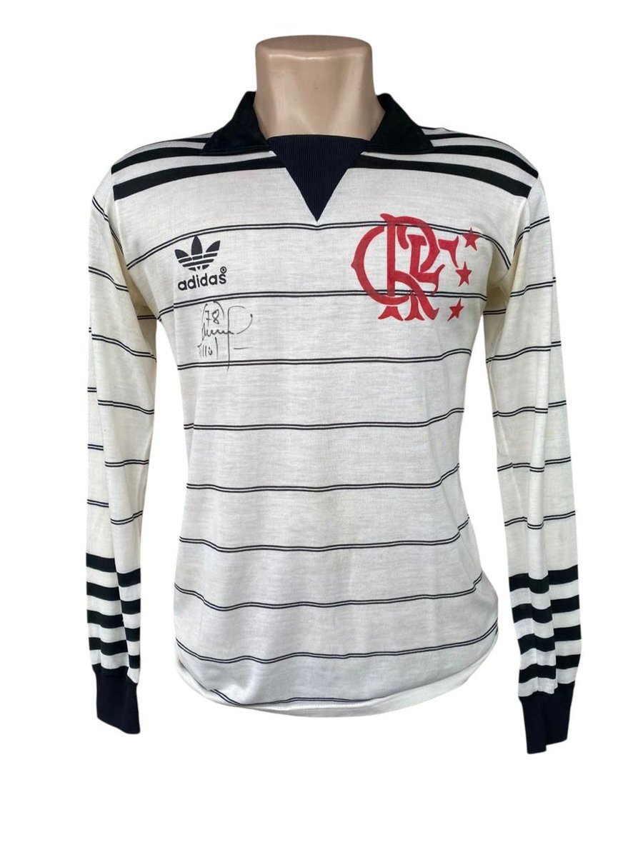 flapravaler's tweet image. Meu amigo Eduardo Saddi está vendendo os Mantos da foto: #5 Doria de 76/77 e #1 Adidas do Fillol. Interessados devem chamar por ele na rede ao lado em @mantos_de_pano