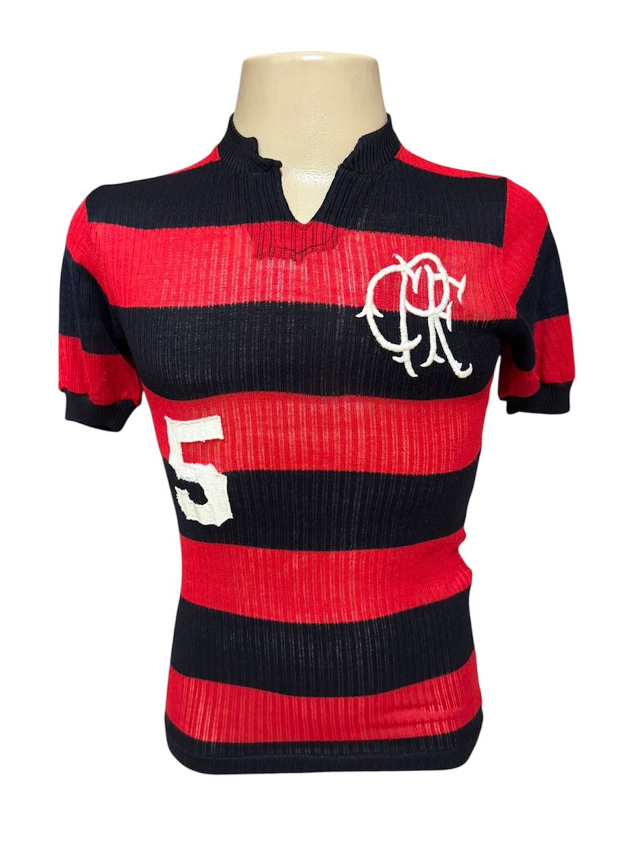 flapravaler's tweet image. Meu amigo Eduardo Saddi está vendendo os Mantos da foto: #5 Doria de 76/77 e #1 Adidas do Fillol. Interessados devem chamar por ele na rede ao lado em @mantos_de_pano