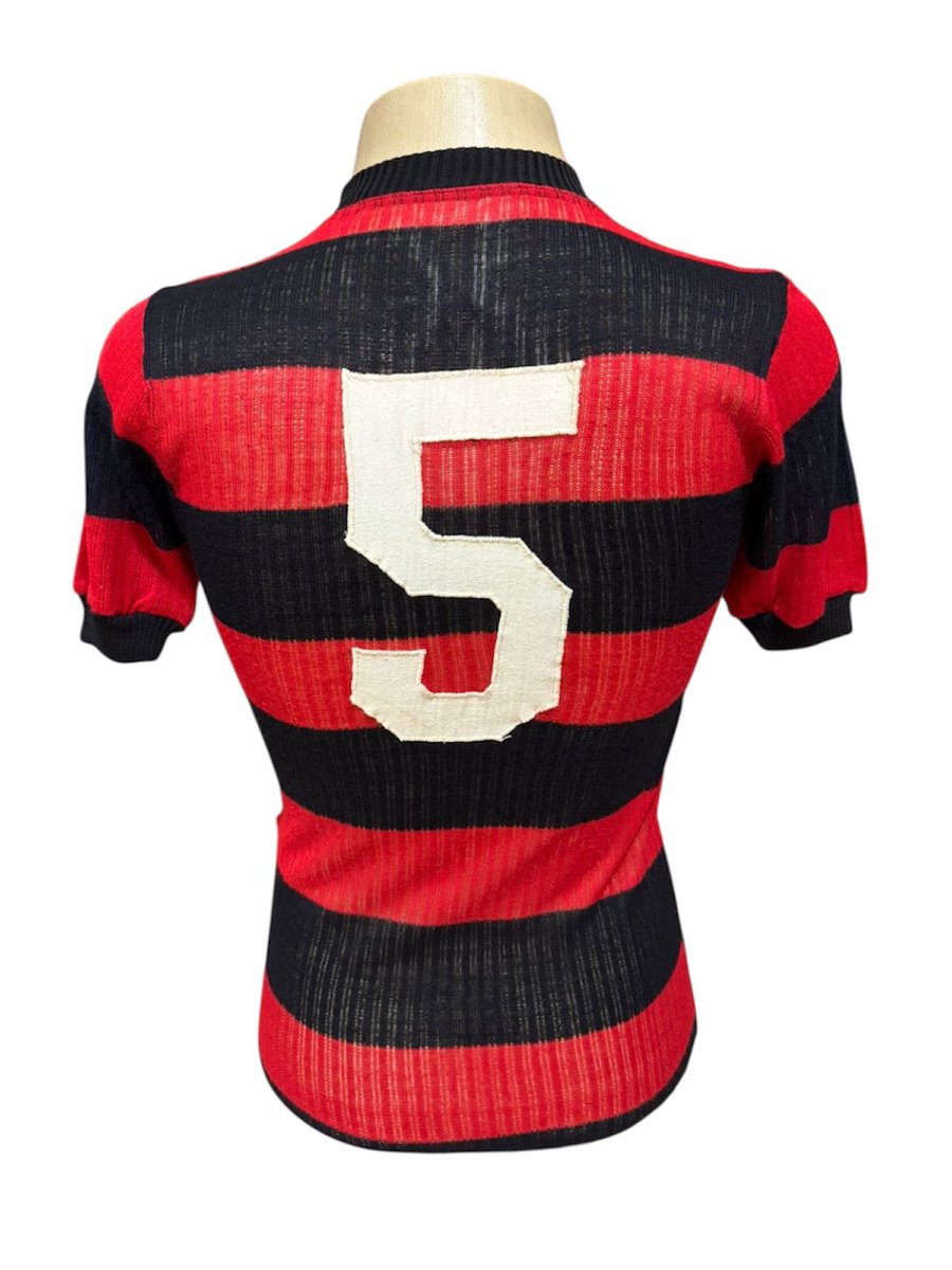 flapravaler's tweet image. Meu amigo Eduardo Saddi está vendendo os Mantos da foto: #5 Doria de 76/77 e #1 Adidas do Fillol. Interessados devem chamar por ele na rede ao lado em @mantos_de_pano
