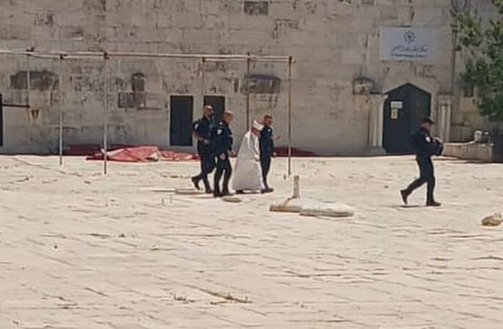 Kudüs Müftüsü Şeyh Muhammed Hüseyin, Mescid-i Aksa’da verdiği cuma hutbesinin ardından İsrail işgal güçleri tarafından esir alındı.