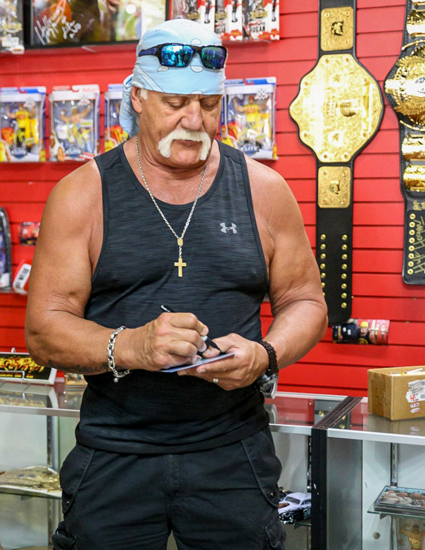 JimRobson11's tweet image. This was when I was on one of my many trips to Clearwater and this one from back in 2108 at Hulks Memorabilia shop where he was signing autos. This one hits hard brutherrr. 😔
RIP HULKSTER you&apos;re with the Lord now but your legend lives on!
#RIPHulkHogan
#Hulkamania #hulkhogan
