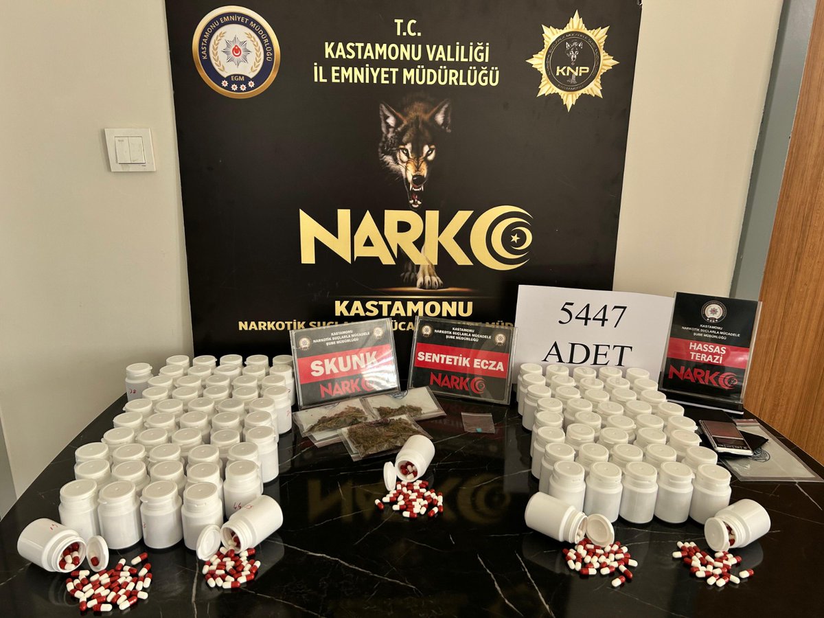 📌 Narkotik Suçlarla Mücadele Şube Müdürlüğü ekiplerimizce yapılan çalışmalarda iki şahsın yapılan üst ve ikamet aramasında 5.447 adet sentetik ecza hapı, 29,83 gram skunk maddesi, 1 adet ecstasy, 1 adet hassas terazi ve çok sayıda kilitli poşet yakalandı.

❌ Yapılan