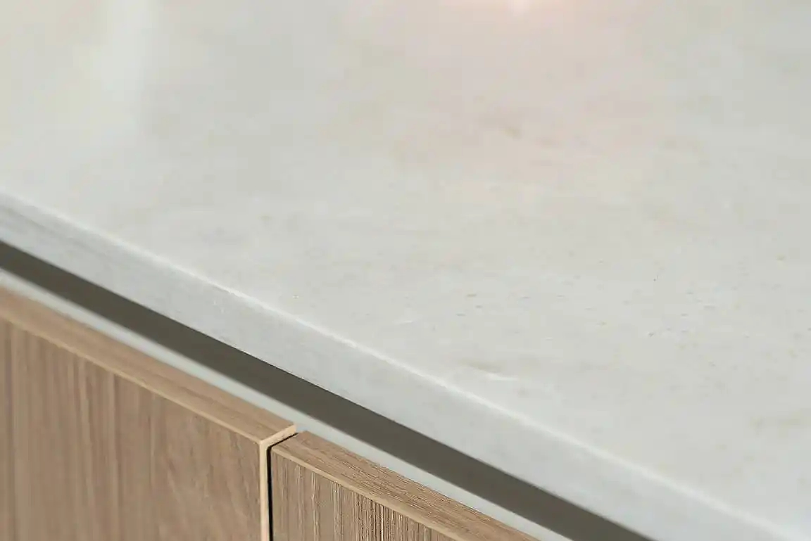 decamacs's tweet photo. Deze keuken is uitgevoerd met een elegant Decamacs solid surface keukenblad in de marmerkleur Bellizzi. Het oppervlak is volledig waterdicht en dus erg hygiënisch. Het keukenblad loopt naadloos door met de  zijwand  en zorgt voor een strak en modern geheel https://t.co/nUsUvNWcE8 https://t.co/T5giYDgaHo