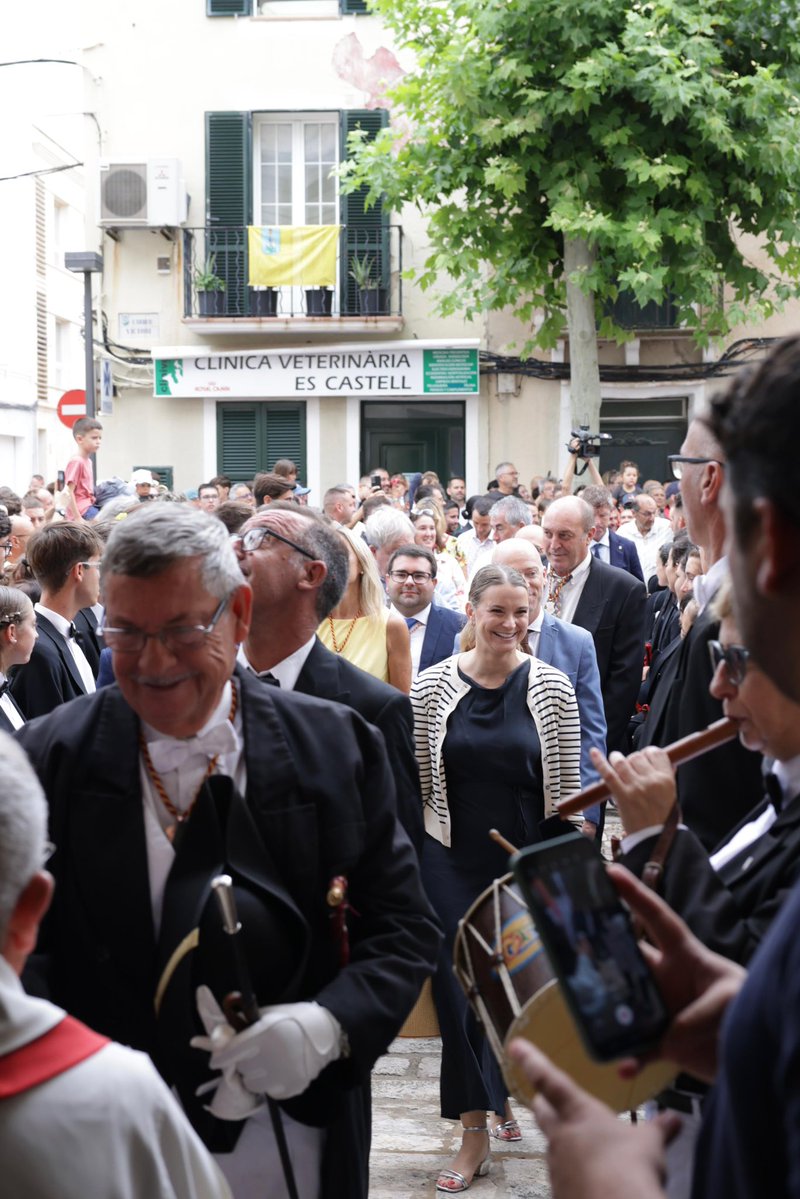 MargaProhens's tweet image. Molt de sentiment, orgull i emoció omplen els carrers d’Es Castell en el dia del seu patró, Sant Jaume. Una de les celebracions més emblemàtiques i participatives de l’illa, que batega al ritme de tot un poble que viu les seves arrels.
Sant Jaume és identitat, és tradició viva…