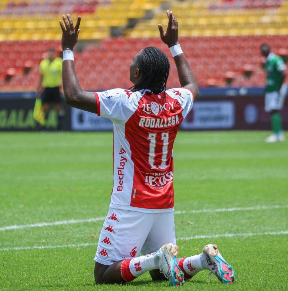 Miguel París (@soymiguelparis) on Twitter photo ¡Feliz cumpleaños Hugo Rodallega 🌟!
📌 Hoy celebramos los 40 años del goleador y capitán del <a href="/SantaFe/">Independiente Santa Fe</a> 🇮🇩 que consiguió la anhelada décima estrella ⭐️.
Llegó con el propósito de escribir su nombre en la historia del León 🦁 y lo logró:
➡️ Así ha sido paso por el Cardenal:
🏟️ ¡Feliz cumpleaños Hugo Rodallega 🌟!
📌 Hoy celebramos los 40 años del goleador y capitán del <a href="/SantaFe/">Independiente Santa Fe</a> 🇮🇩 que consiguió la anhelada décima estrella ⭐️.
Llegó con el propósito de escribir su nombre en la historia del León 🦁 y lo logró:
➡️ Así ha sido paso por el Cardenal:
🏟️