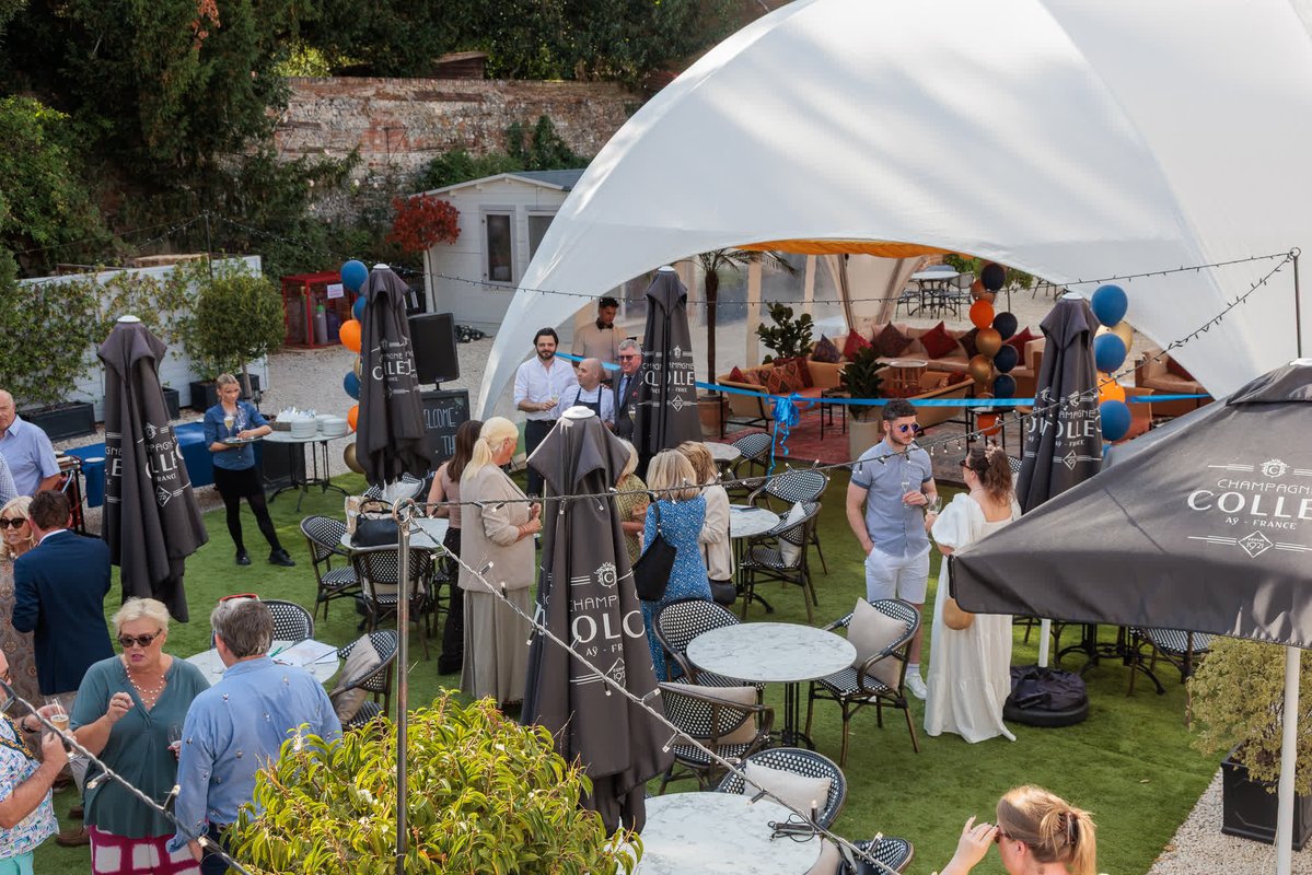 ExperienceOx's tweet image. Discover The Oasis at The Relais Henley, a newly transformed riverside bar and dining destination with a seasonal summer menu by chef Dominic Chapman, and all your favourite summer drinks. πΉπ
Find out more β‘ bit.ly/3UsNfQ7
#ExperienceOx #HenleyOnThames