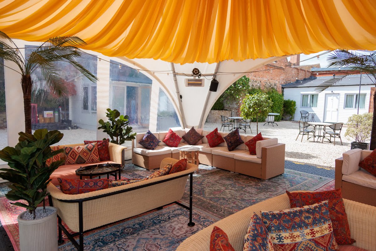 ExperienceOx's tweet image. Discover The Oasis at The Relais Henley, a newly transformed riverside bar and dining destination with a seasonal summer menu by chef Dominic Chapman, and all your favourite summer drinks. πΉπ
Find out more β‘ bit.ly/3UsNfQ7
#ExperienceOx #HenleyOnThames