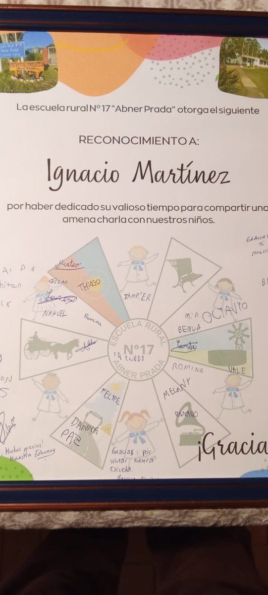 Ayer,  jueves 24 de julio, a las 13 horas, estuve con toda la Escuela Rural N°  17, "Abner Prada" de la Colonia Italia, Ruta 45, San José. La actividad  fue coordinada por Silvana, mamá de un niño de la escuela.  Gracias por  el buen momento que pasamos