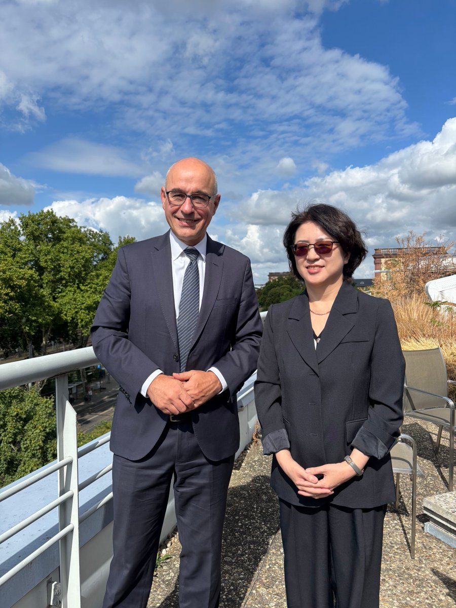 ZEW (@zew) on Twitter photo 🇰🇷🤝🇩🇪 Zwischen Forschung & Diplomatie – Generalkonsulin Kim Eunjeong & Wirtschaftsattachée Lee Mihye <a href="/mofafrankfurt/">주프랑크푸르트총영사관 (Generalkonsulat der Republik Korea)</a> waren zu Gast am #ZEW: Im Gespräch mit ZEW-Präsident <a href="/AchimWambach/">Achim Wambach</a> ging es u. a. um demografischen Wandel 👥, resiliente Lieferketten 🔗 & #HorizonEurope 🇪🇺. 🇰🇷🤝🇩🇪 Zwischen Forschung & Diplomatie – Generalkonsulin Kim Eunjeong & Wirtschaftsattachée Lee Mihye <a href="/mofafrankfurt/">주프랑크푸르트총영사관 (Generalkonsulat der Republik Korea)</a> waren zu Gast am #ZEW: Im Gespräch mit ZEW-Präsident <a href="/AchimWambach/">Achim Wambach</a> ging es u. a. um demografischen Wandel 👥, resiliente Lieferketten 🔗 & #HorizonEurope 🇪🇺.