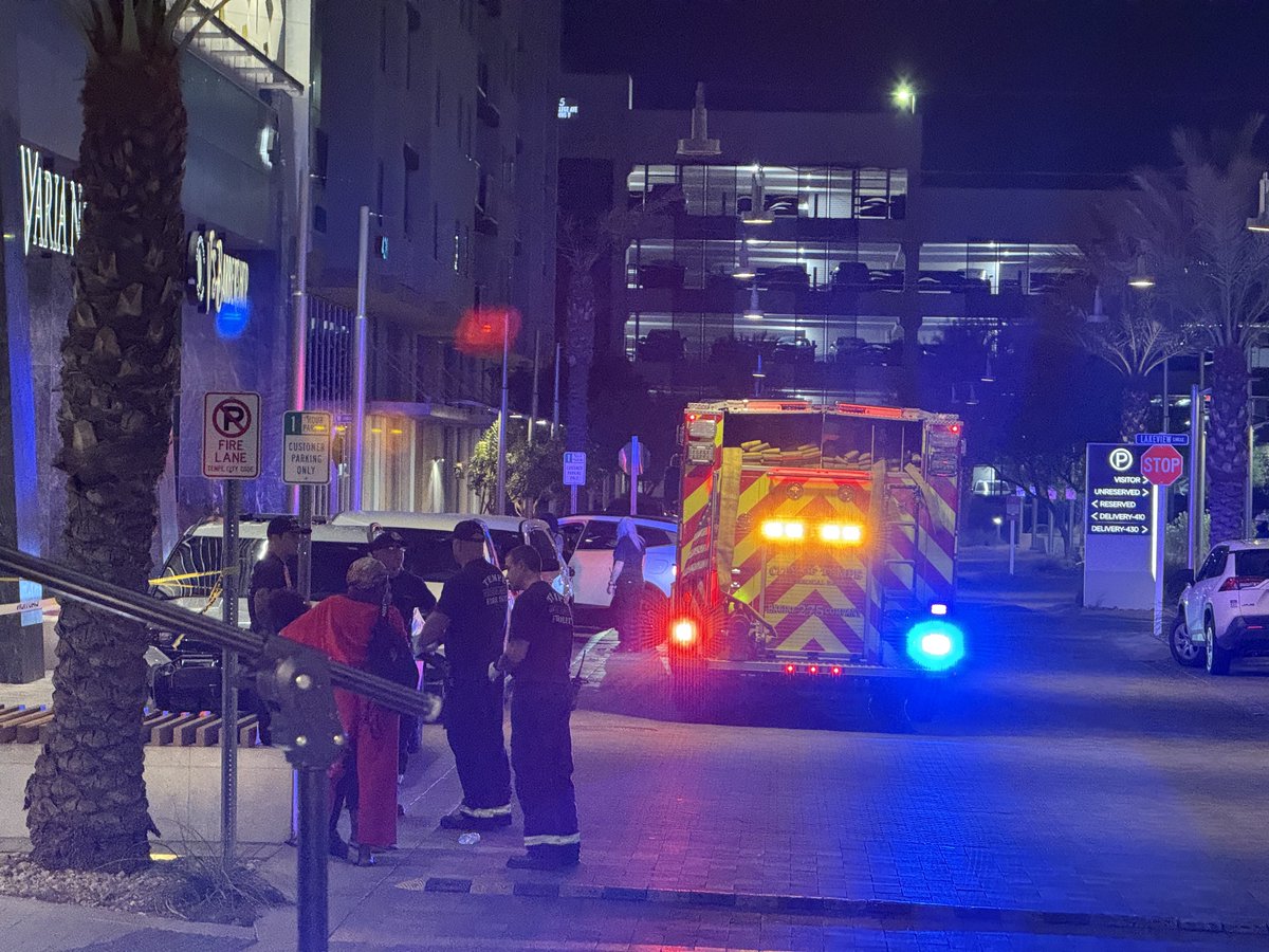 DavidChasanov's tweet image. NEW: Tempe Police say a man is dead after reported gunshots around 1:50 a.m. just north of ASU's Tempe Campus.
Officers tell @12News they found a victim with a gunshot wound. He was pronounced dead on the scene.
Heavy police presence here. Watermark Square is blocked off.
