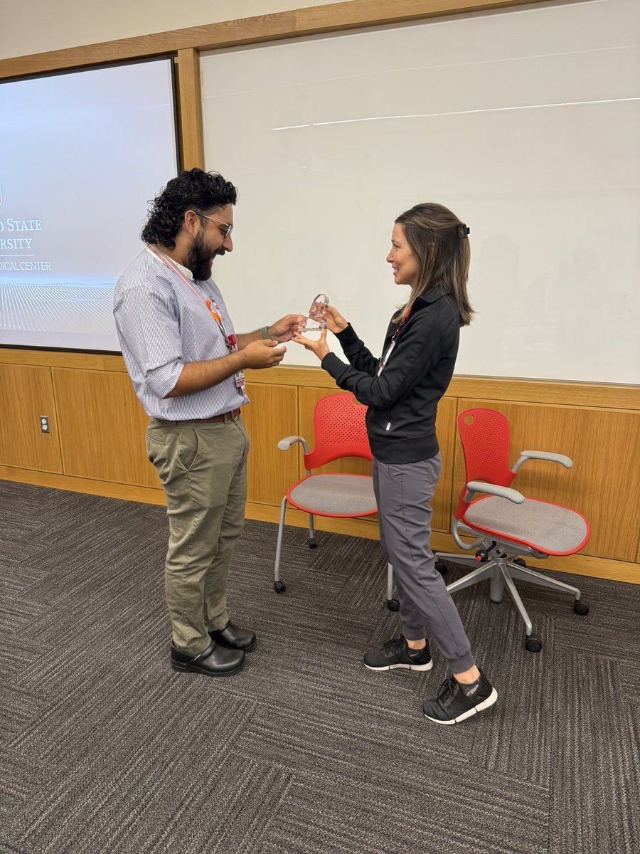 OSU_Urology's tweet image. Congratulations @amirfeinbergMD 🎉
Jessi Thomas presented Amir with a #RandomActOfKindness award for which she nominated him, highlighting his efforts with a patient on a difficult part of their cancer journey. Amir embodied “what it means to care.”
Thank you Amir! 👏