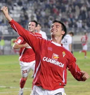 RMUJournal's tweet photo. ⚖️ LA LEY DEL EX – Día 15
👤 Natalio
📆 Real Murcia (2015–2016): 34 partidos | 6 goles
🔄 Paso breve pero destacado en Segunda.
🧠 Delantero fuerte y peleón, siempre presente en el área.
#LaLeyDelEx #RealMurcia #Natalio https://t.co/LHeou6RzOp