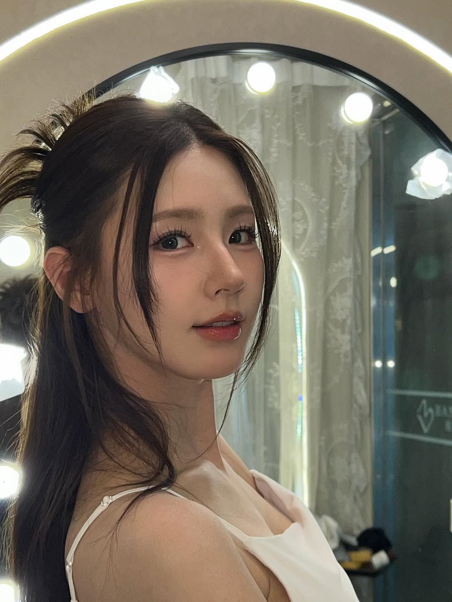 lostidle's tweet image. her beauty is insane