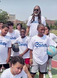 AmusingZillion's tweet image. Via @politico @JCColtin: The Coney casino lobbyist Robert Cornegy hosting fundraiser for Eric Adams while casino bid seeking OK from mayoral appointee (L). Via FB: Cornegy at Kaiser Park using Coney Island kids as "The Coney" casino billboards (R) #followthemoney @NoCasinoInConey