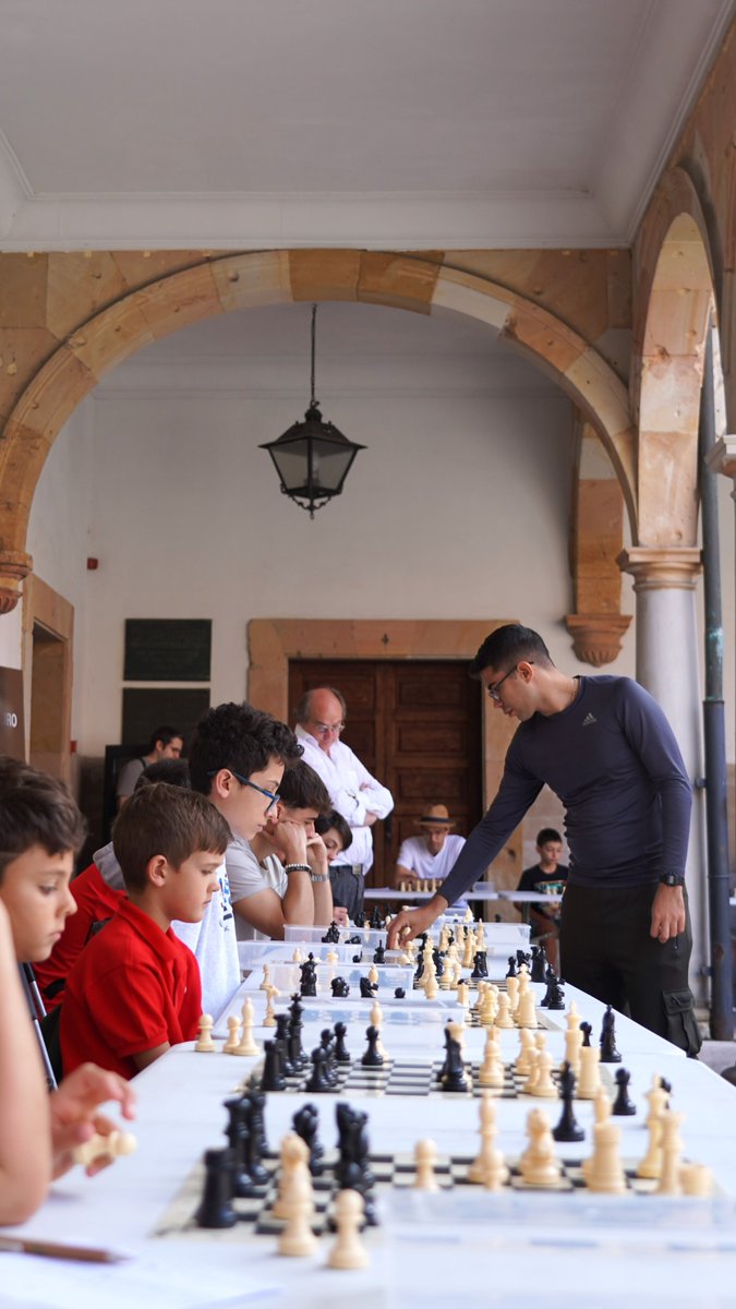 aytoviedo's tweet image. ♟️Partidas simultáneas magistrales ofrecidas por los maestros internacionales Sebastián Sánchez, Jorge de Jesús Pérez y Marcelo Panelo en el Edificio Histórico de la Universidad de Oviedo como actividad paralela al Open Internacional de Ajedrez "Ciudad de Oviedo"
@ctdnaranco