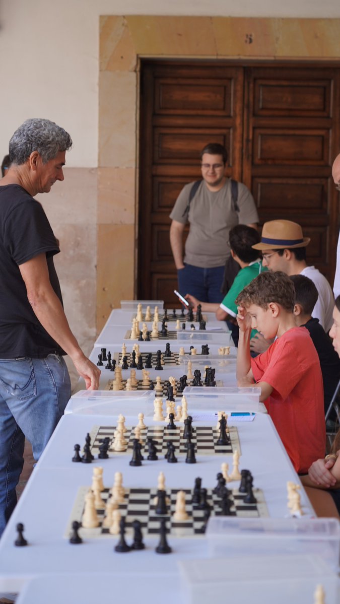 aytoviedo's tweet image. ♟️Partidas simultáneas magistrales ofrecidas por los maestros internacionales Sebastián Sánchez, Jorge de Jesús Pérez y Marcelo Panelo en el Edificio Histórico de la Universidad de Oviedo como actividad paralela al Open Internacional de Ajedrez "Ciudad de Oviedo"
@ctdnaranco