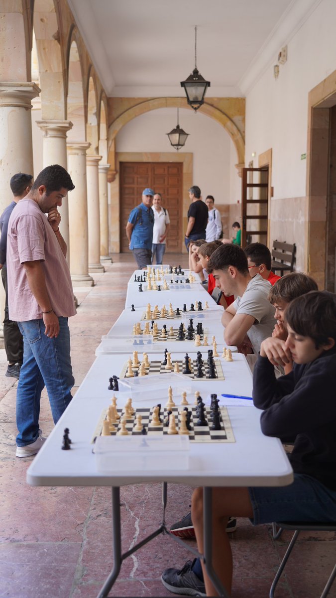 aytoviedo's tweet image. ♟️Partidas simultáneas magistrales ofrecidas por los maestros internacionales Sebastián Sánchez, Jorge de Jesús Pérez y Marcelo Panelo en el Edificio Histórico de la Universidad de Oviedo como actividad paralela al Open Internacional de Ajedrez "Ciudad de Oviedo"
@ctdnaranco