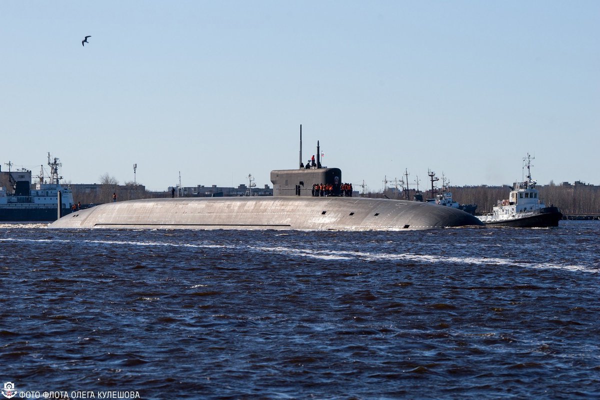 Capt_Navy's tweet image. 🇷🇺#Russian #Navy In the city of Severodvinsk, the President Putin took part in a ceremony for raising the naval ensign on Knyaz Pozharsky nuclear-powered ballistic missile submarine.