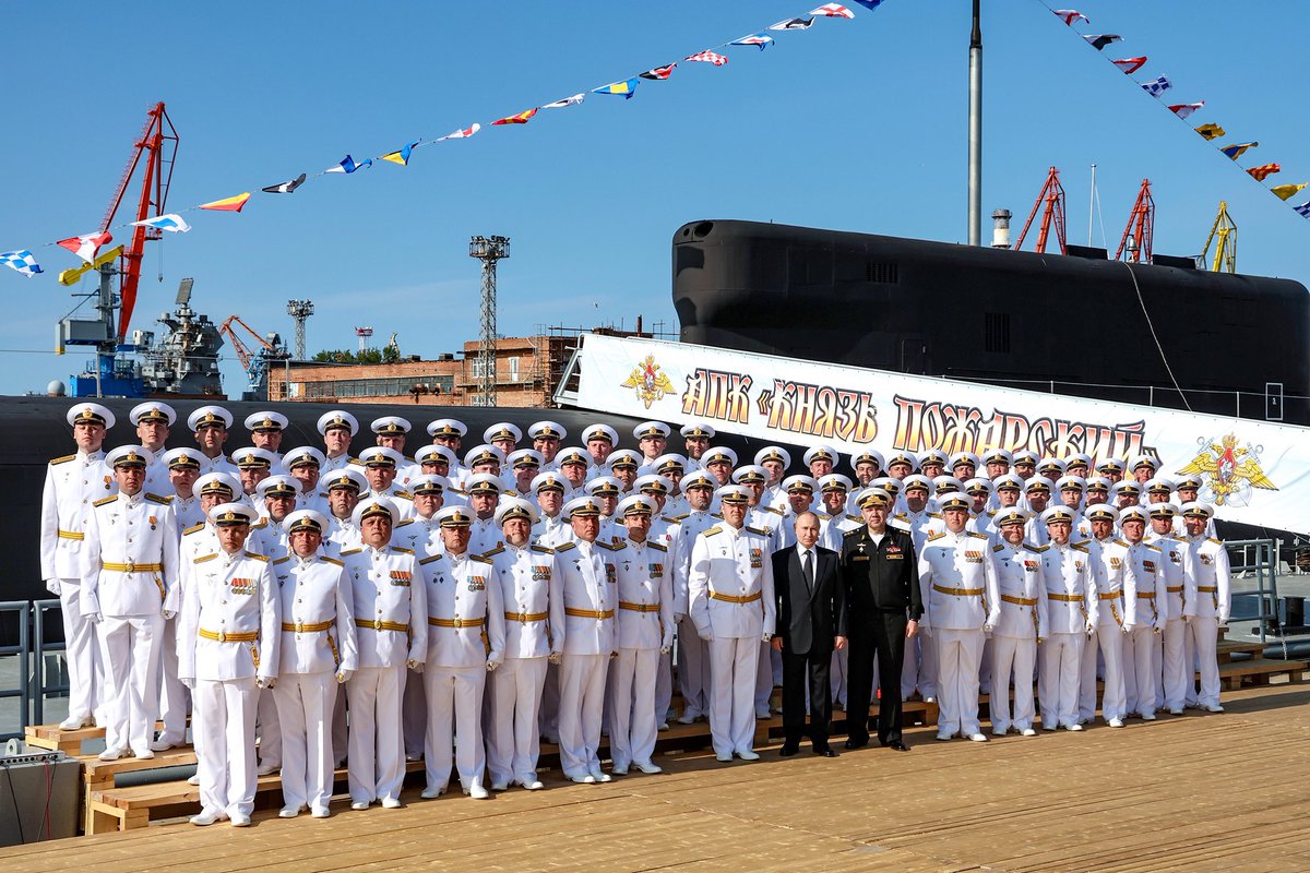 Capt_Navy's tweet image. 🇷🇺#Russian #Navy In the city of Severodvinsk, the President Putin took part in a ceremony for raising the naval ensign on Knyaz Pozharsky nuclear-powered ballistic missile submarine.